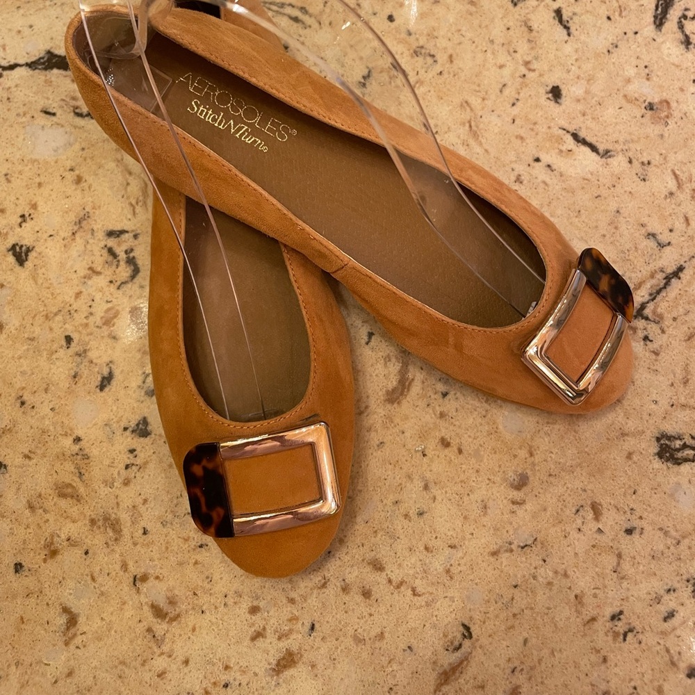 AEROSOLES GORGEOUS MUSTARD SUEDE GOES CLASSIC